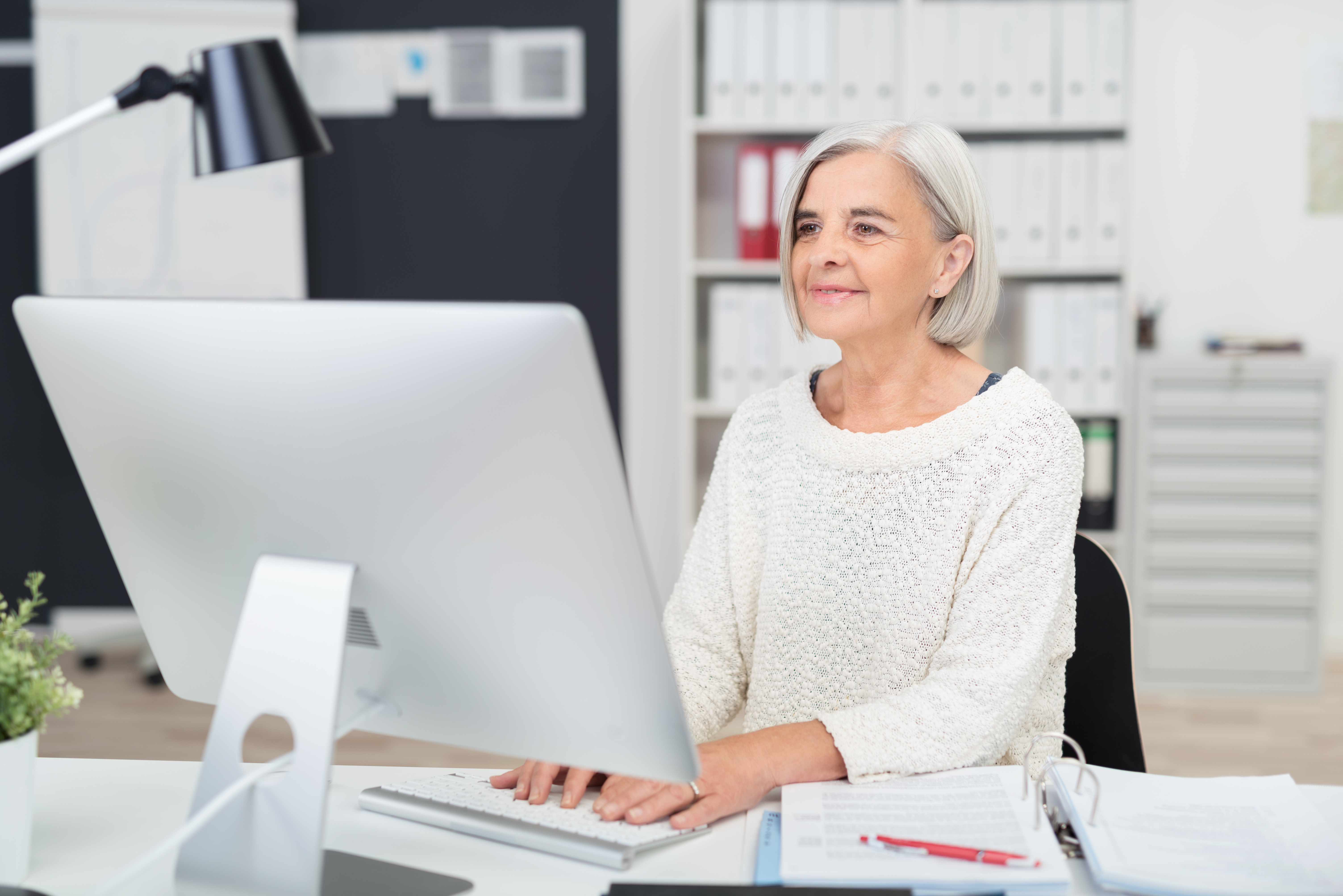 Работа женщинам предпенсионного возраста. Пожилая женщина в офисе. Женщина в возрасте за компьютером. Успешная женщина в возрасте. Женщина 50 лет за компьютером.