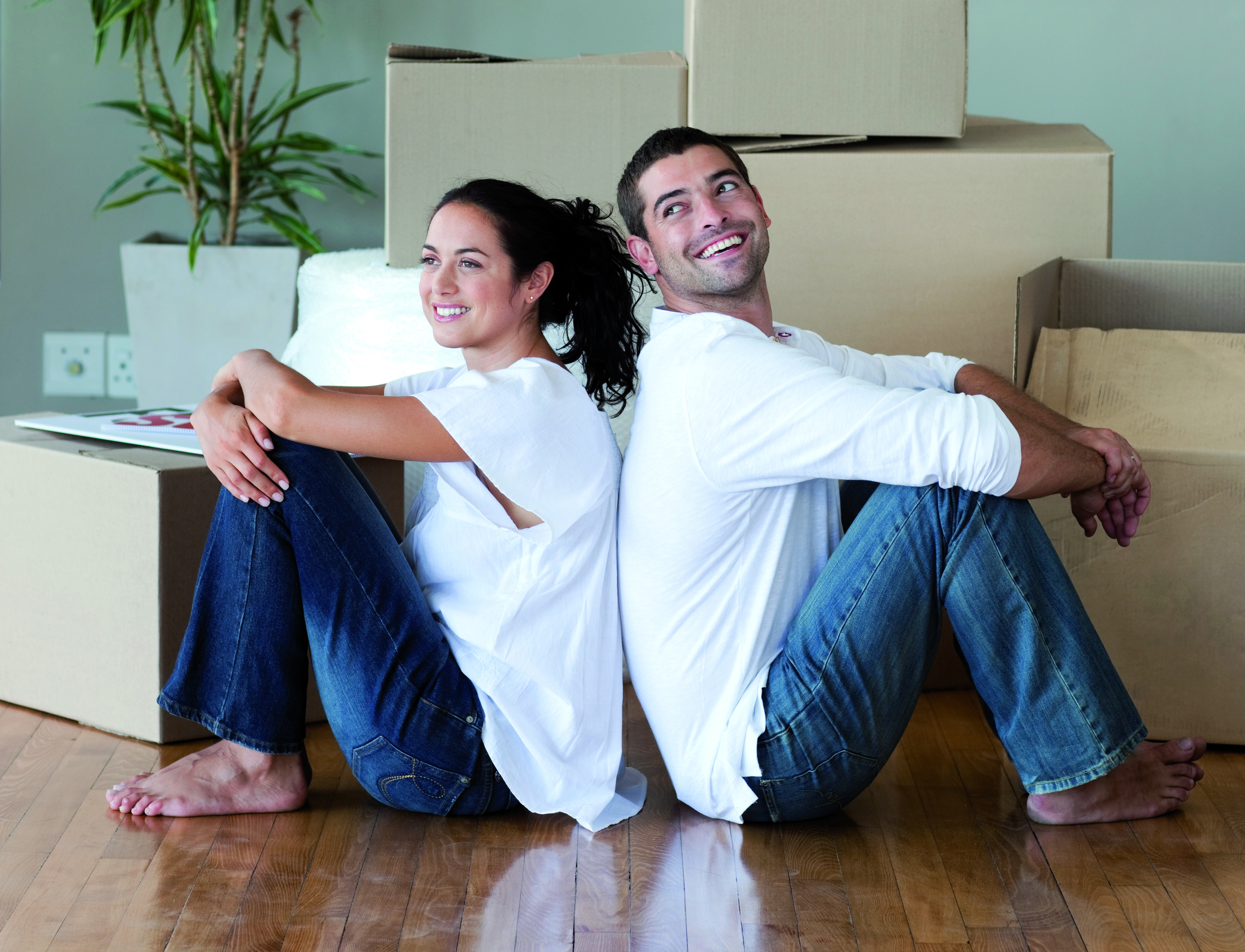 Подарить квартиру бывшему супругу. Счастливая пара в квартире. Мужчина в квартире. Счастливые люди в новой квартире. Семья в новой квартире.