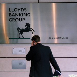 Lloyds Bank buys credit card firm MBNA